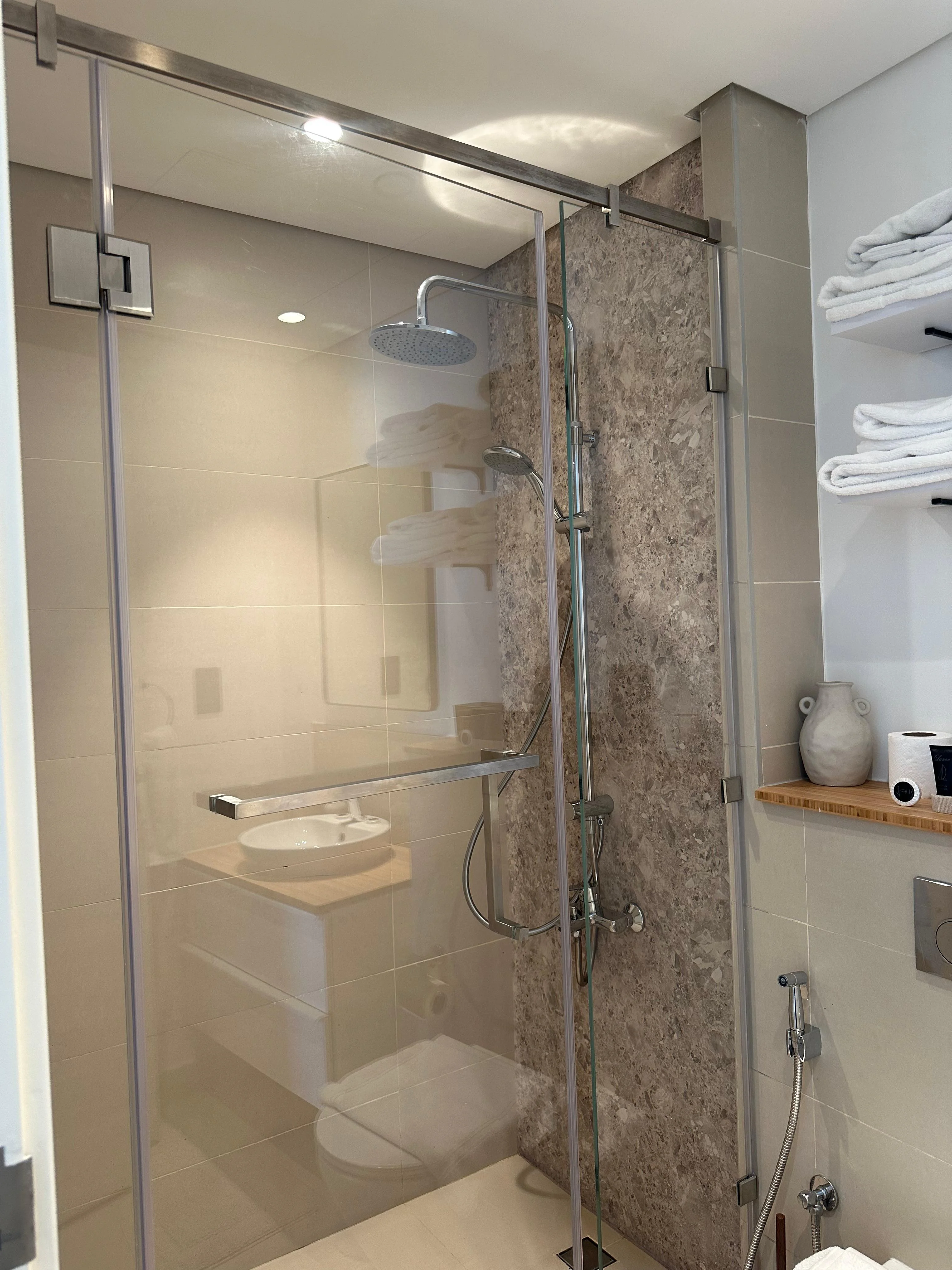 Upgraded fully furnished | Corner Unit